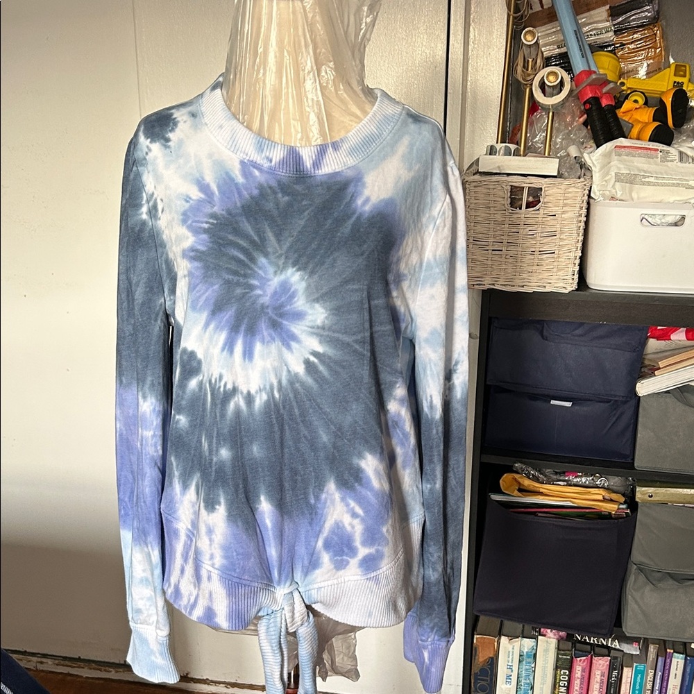 Design 365 Tie-Dye Blue and White Women's Top size medium